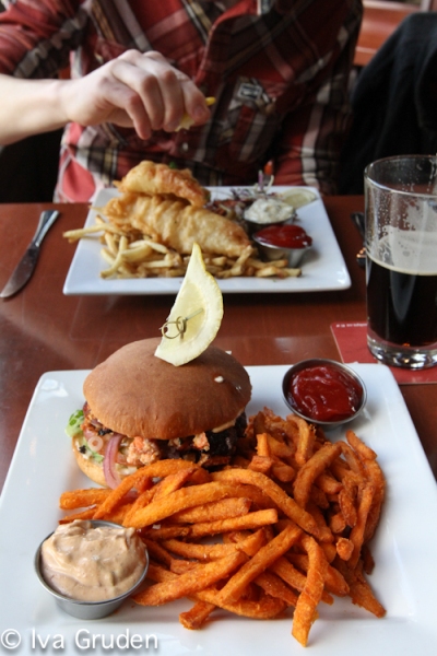 Dva najboljša elementa kanadske kulinarike sploh: lososov burger in peče yam - njam!